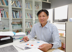 柴老师照片.png